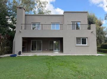 Casa · 200m² · 4 Ambientes · 2 Cocheras · Venta/alquiler Casa 3 Dorm. con Dependencia Apto Credito en Los Potrillos