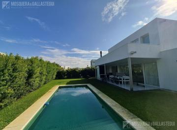 Casa · 246m² · 5 Ambientes · 4 Cocheras · Casa en Los Castaños Nordelta. Lote Interno. Impecable, 4 Dorm., 2 Suites, 1 con Vestidor.