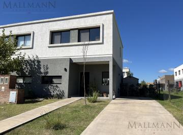 Casa · 110m² · 5 Ambientes · 2 Cocheras · Venta Casa Duplex 5 Amb en El Aljibe, Manzanares