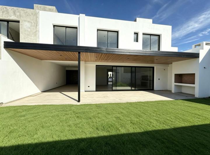 Casa · 300m² · 5 Ambientes · 2 Cocheras