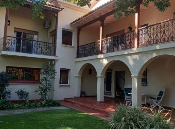 Casa · 386m² · 5 Ambientes · 2 Cocheras · Gran Casa en Venta en Lomas de San Isidro Sobre Lote 1224 m²