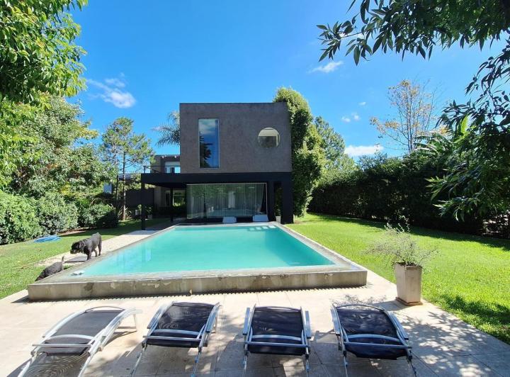 Casa · 327m² · 5 Ambientes · 4 Cocheras