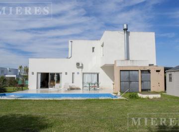 Casa · 249m² · 6 Ambientes · 2 Cocheras · Casa en Venta Sobre Lote Interno en Barrio Molino Norte Haras Santa Maria Loma Verde