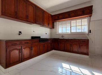 Casa · 140m² · 3 Ambientes · 4 Cocheras · Casa con Jardin en Villa Lourdes