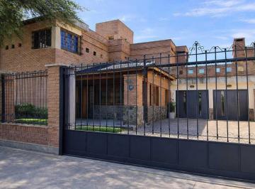 Casa · 311m² · 12 Ambientes · 2 Cocheras · Casa Chalet en Venta en Córdoba, Córdoba, Argentina
