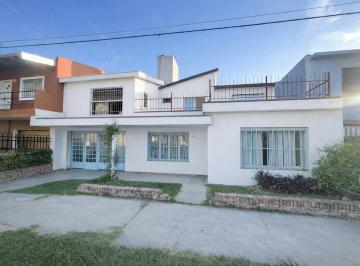 Casa · 189m² · 7 Ambientes · 2 Cocheras · Casa Chalet en Venta en General San Martin, Córdoba, Argentina