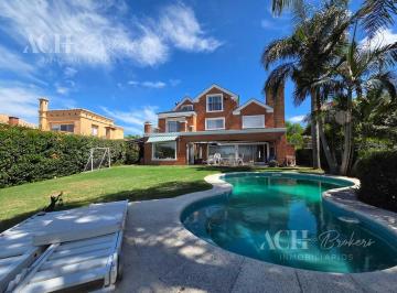 Casa · 300m² · 8 Ambientes · 1 Cochera · Casa en Venta en San Isidro Labrador, Villanueva, Tigre