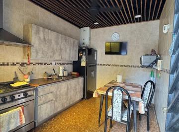 Casa · 167m² · 5 Ambientes · 1 Cochera · Casa Chalet en Venta en Monte Castro, Capital Federal, Buenos Aires