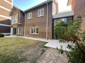 Casa · 378m² · 6 Ambientes · 4 Cocheras · Casa en Vetna en Olivos 3 o 4 Dormiotorios, Jardín.
