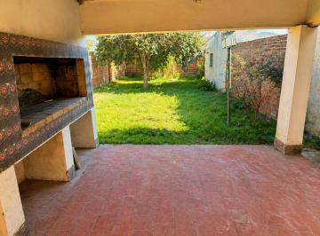 Casa · 83m² · 3 Ambientes · 1 Cochera · Casa en Victoria con Jardín