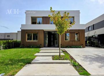 Casa · 274m² · 8 Ambientes · Casa en Venta en Carpinchos, Nordelta, Tigre
