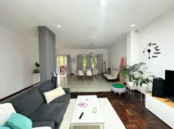 Casa · 170m² · 3 Ambientes · 1 Cochera · Casa en Alberdi a La Venta