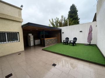 Casa · 232m² · 6 Ambientes · 2 Cocheras · Casa en Lanús