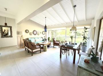 Casa · 170m² · 5 Ambientes · 4 Cocheras · Casa en Venta en Santa Catalina 5 Ambientes
