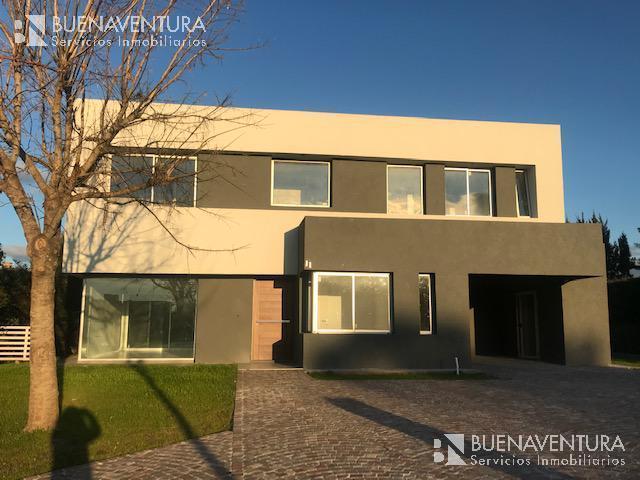 Casa · 242m² · 4 Dormitorios · 2 Cocheras