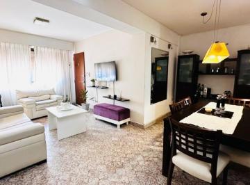Casa · 199m² · 8 Ambientes · 2 Cocheras · Casa - La Plata
