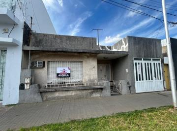 Casa de 3 ambientes, San Lorenzo · Casa Dos Habitaciones con Cochera