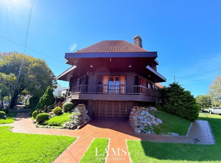 Casa · 223m² · 6 Ambientes · 1 Cochera