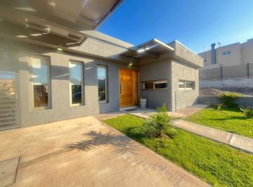 Casa · 122m² · 5 Ambientes · 3 Cocheras · Casa en Venta - Barrio La Bastilla