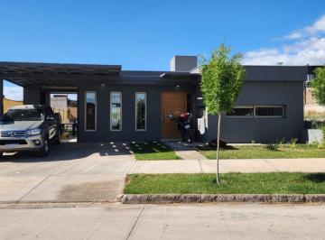 Casa · 122m² · 5 Ambientes · 3 Cocheras · Casa en Venta - Barrio La Bastilla
