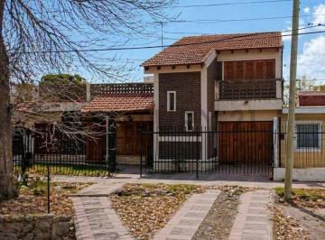 Casa · 221m² · 4 Dormitorios · 4 Cocheras · Oportunidad en Calle Boedo