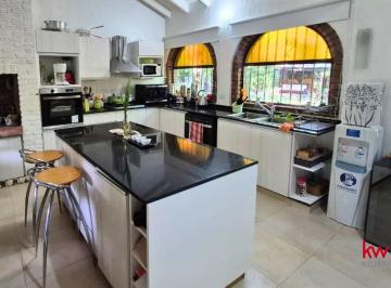 Casa · 190m² · 4 Ambientes · 1 Cochera · Venta Casa Parque Sakura – Quinta con Parque, Pileta y Parrilla