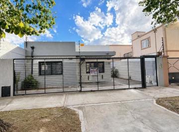 Casa · 110m² · 4 Ambientes · 2 Cocheras · Casa 3 Dorm. Merlo Centro