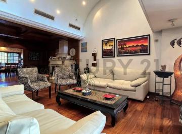 Casa · 610m² · 6 Ambientes · 2 Cocheras · Venta Casa Belgrano R con Cochera, Pileta, Jardin, Quincho y Sauna