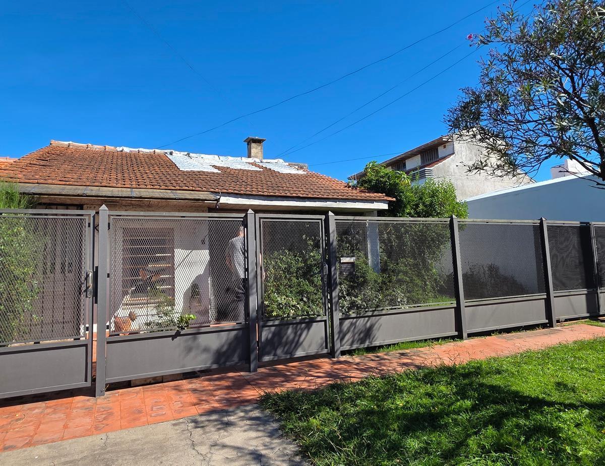 Casa 2 dorm, 84m² en Bernardino Rivadavia con parque y cochera