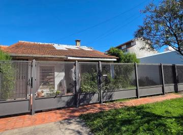 Casa · 84m² · 2 Dormitorios · 2 Cocheras · Venta Casa en Lote Propio.