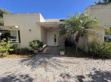 Casa · 709m² · 5 Ambientes · 1 Cochera · Casa en Fincas de Iraola II