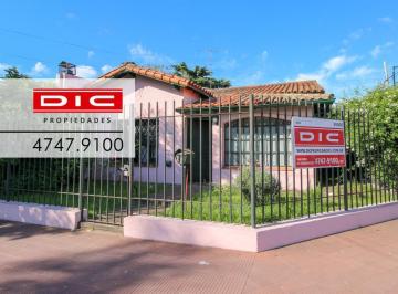 Casa · 162m² · 4 Ambientes · 2 Cocheras · Chalet 4 Ambientes C/garaje P/2 Autos. Patio con Piscina. Jardin y Quincho en Venta Boulogne