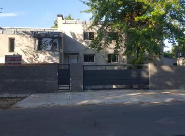 Casa · 500m² · 8 Ambientes · 5 Cocheras · Excelente Propiedad de Categoría en Don Torcuato