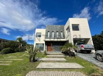 Casa · 200m² · 5 Ambientes · Alquiler Casa Moderna Desarrollada en Dos Plantas, Ubicada en Barrio Santa Rita, San Vicente.