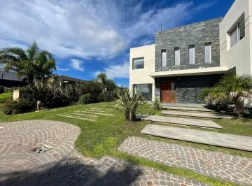 Casa · 200m² · 5 Ambientes · Venta Casa Moderna Desarrollada en Dos Plantas, Ubicada en Barrio Santa Rita, San Vicente.