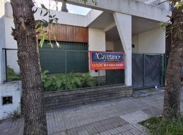 Casa de 4 ambientes, Almirante Brown · Muy Buena Propiedad Frente a La Estacion de Jose Marmol