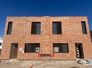 Casa · 90m² · 7 Ambientes · 1 Cochera · Duplex en Quebradas de Manantiales