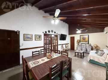 Casa · 198m² · 5 Ambientes · 2 Cocheras · Casa en Venta de 5 Ambientes Terreno Propio en Castelar