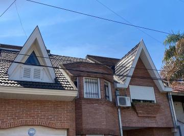 Casa · 200m² · 5 Ambientes · 2 Cocheras · Atractiva Casa en Ramos Mejia con 5 Ambientes