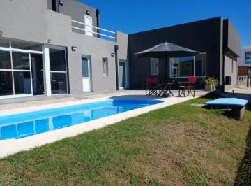 Casa · 215m² · 4 Ambientes · 1 Cochera · Imponente Casa con Pileta - Tierra del Mar