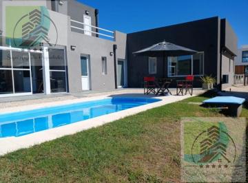 Casa · 215m² · 4 Ambientes · 1 Cochera · Imponente Casa con Pileta - Tierra del Mar