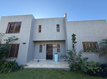 Quinta vacacional · 100m² · 4 Ambientes · Casa con Pileta Rodeada de Verde
