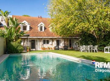 Casa · 310m² · 4 Ambientes · 2 Cocheras · Casa en Venta en Gonnet