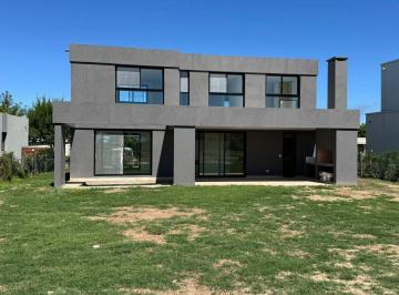 Casa · 190m² · 4 Ambientes · 4 Cocheras · Casa en Venta en El Cantón Golf, El Cantón, Escobar