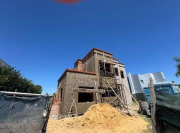 Casa · 1m² · 4 Ambientes · 4 Cocheras · Casa en Venta en El Cantón Norte, El Cantón, Escobar