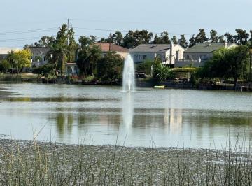Casa · 302m² · 6 Ambientes · 1 Cochera · Casa en Venta en Barrancas del Lago, Nordelta, Tigre