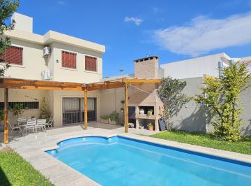 Casa · 181m² · 5 Ambientes · 1 Cochera · Casa en Venta de 4 Dorm. con Pileta en Yofre Sud