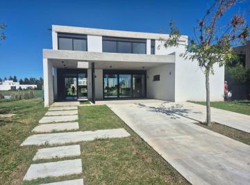 Casa de 5 ambientes, Escobar · Venta Casa Naudir a La Laguna