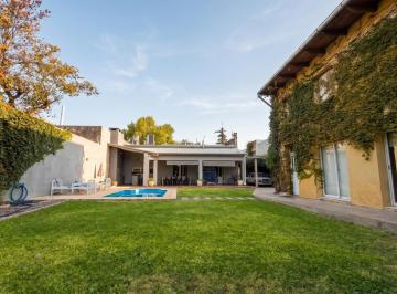 Casa · 276m² · 8 Ambientes · 1 Cochera · Venta– Casa de 5 Dorm. con Galería, Pileta y Quincho Completo en Cañada de Gómez, Santa Fe.