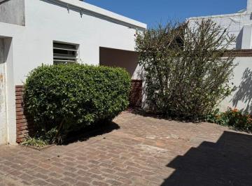 Casa · 90m² · 6 Ambientes · Casa en Venta - 2 Dorm. 1 Baño - 468 m² - Chivilcoy